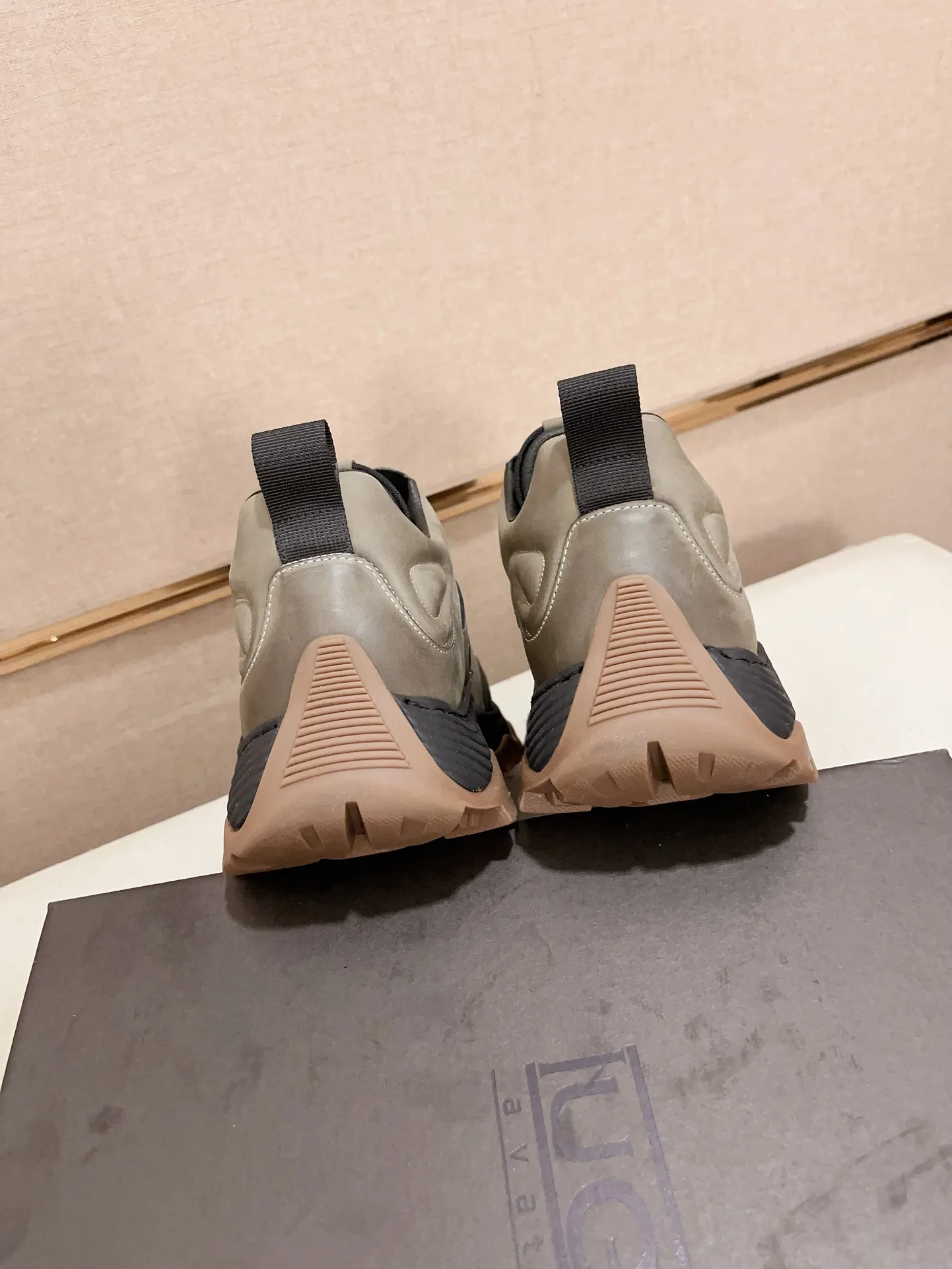 Factory Price: 360 Men's Men's Shoes💰North American Men's Shoes Ugg ☃️In the special sale of new high-quality men's shoes snow boots in autumn and winter, the nemesis of extreme cold weather! Made of cowhide leather, merino wool lining, and original outsole, whether driving, outdoor or daily wear, there is always one that suits you! Code number 39-44